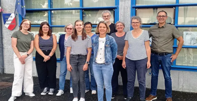 photo  élise forgeais (au centre) avec toute son équipe, fin prête pour cette nouvelle rentrée scolaire.  &copy;  ouest-france 