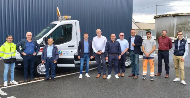 photo  le maire frédéric mortier en compagnie des élus et des employés municipaux, devant le nouveau véhicule.  &copy;  co 