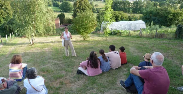 photo  dans le jardin communal, adèle thireau, de l’office de tourisme, a raconté quelques anecdotes sur le village.  &copy;  ouest-france 