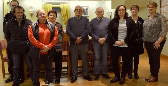 photo  satisfaits des résultats de cette première opération, les élus ont organisé, samedi, une petite cérémonie avec les apprentis vendangeurs et la viticultrice dans les locaux de la mairie.  &copy;  ouest-france 