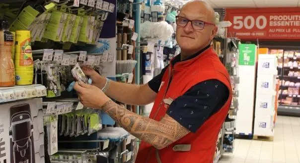 photo  jérémy vallée locataire gérant du carrefour market de chasse-royale  &copy;  le maine libre 