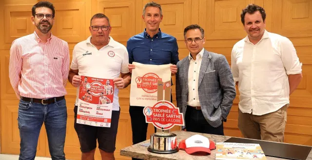 photo  nicolas renou, adjoint au sport, michel curé, vice-président du sablé basket, laurent tauvry, président du sablé basket, nicolas leudière, maire, et adrien le dréau, adjoint au commerce, posent en marge de la conférence de presse sur le trophée sablé sarthe pays de la loire.  &copy;  ouest-france 