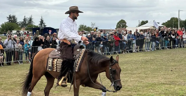 photo  arnaud randoin, qui tient les rênes de l’écurie blessed stables à savigné-l’évêque (sarthe) explique les 42 disciplines de l’équitation western.  &copy;  ouest-france 