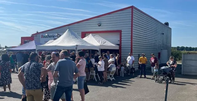 photo  près de 150 personnes étaient venues remercier franck serveau devant son ancienne boutique.  &copy;  ouest-france 