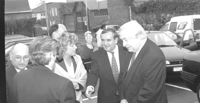 photo  jean-pierre raffarin s’est rendu à athis-de-l’orne, en 1996, pour soutenir sylvia bassot.  &copy;  ouest-france 