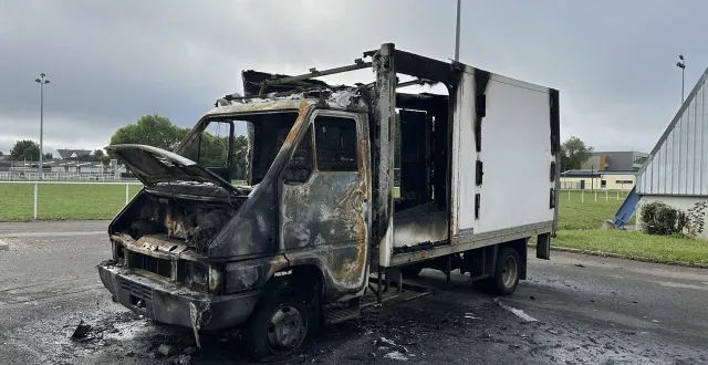 photo  le camion a brûlé aux alentours de 0 h 40 à alençon.  &copy;  ouest-france 