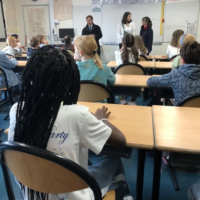 photo le maire et les élus sont venus souhaiter une bonne rentrée aux élèves de l’école emile-dupont d’alençon.  ©  ouest-france