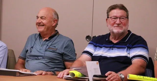 photo  alain lolivier, maire d’écouché-les-vallées (à gauche), et le premier adjoint, gérard viel.  &copy;  ouest-france 