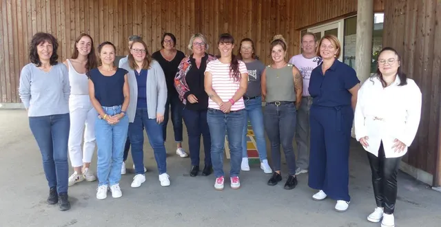 photo  avant l’arrivée des élèves, les enseignants, le personnel de service et les élus se sont regroupés sous le préau.  &copy;  le maine libre 