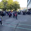 photo enfants et parents rassemblés devant l’école victor-hugo.