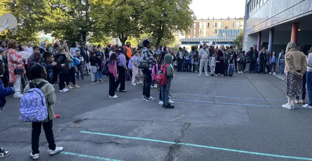 photo  enfants et parents rassemblés devant l’école victor-hugo.  &copy;  le maine libre 