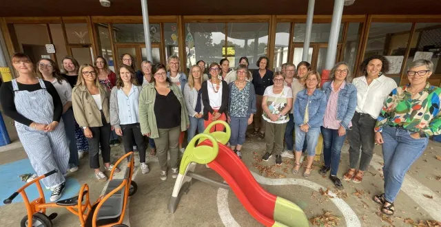 photo  le personnel (100 % féminin) de l’école anne-frank à argentan (orne)  &copy;  ouest-france 