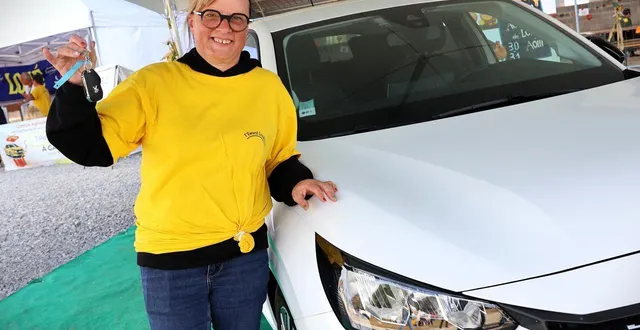 photo  l’ornaise isabelle pottier pose tout sourire avec les clés de la peugeot 208 remportée à la tombola du comice des pays de loué, dimanche 31 août 2025.  &copy;  ouest-france 