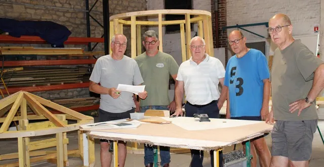 photo  de gauche à droite : bruno pannier, jean-luc olivier, michel bigot, gérard penloup et roland lechevallier évoquent l’implication de jean-patrick samin dans la création du motif en pommes.  &copy;  ouest-france 