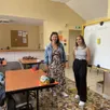 photo la directrice de l’école de marigné-laillé, virginia bourgeois, a installé sa classe dans le bar de la salle des fêtes de la commune. les cp de noémie vasseur sont eux, dans une salle située près de l’entrée.