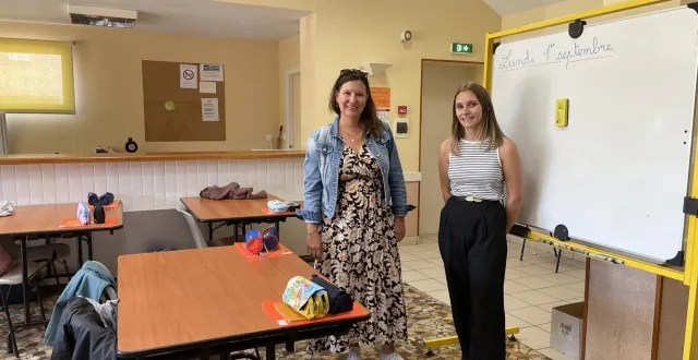 photo  la directrice de l’école de marigné-laillé, virginia bourgeois, a installé sa classe dans le bar de la salle des fêtes de la commune. les cp de noémie vasseur sont eux, dans une salle située près de l’entrée.  &copy;  ouest-france 