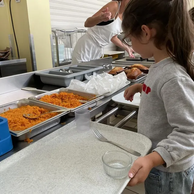 Au menu : carottes râpées vinaigrette, hachis parmentier végétarien (lentilles et pois chiches), camembert et gâteau au yaourt. CO photo au menu : carottes râpées vinaigrette, hachis parmentier végétarien (lentilles et pois chiches), camembert et gâteau au yaourt. © co