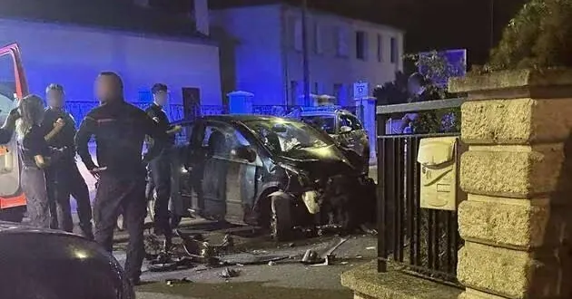 photo  la voiture du conducteur a d’abord percuté la victime en draisienne avant d’entrer en collision avec une seconde voiture en stationnement.  &copy;  photo fournie par un témoin 
