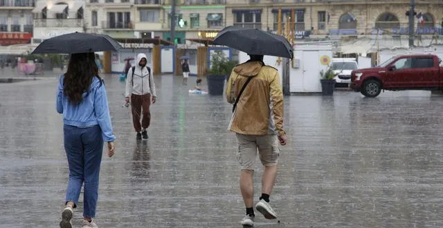 photo  dans les bouches-du-rhône, et le var, les directeurs d’établissements scolaires ont dû prévenir à la hâte les parents que la rentrée était décalée sur décisions préfectorales en raison d’intempéries comme le montre cette photo prise lundi 1er septembre 2025 à marseille.  &copy;  photopqr/la provence/maxppp 