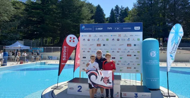 photo  les deux benjamins longuéens avec joël pineau, le vice-président de la ffn et président de la ligue régionale de natation.  &copy;  acl natation 