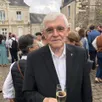 photo  claude cesbron au milieu des paroissiens après sa dernière célébration à bouchemaine. 