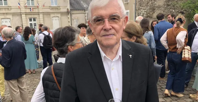 photo  claude cesbron au milieu des paroissiens après sa dernière célébration à bouchemaine.  &copy;  ouest-france 