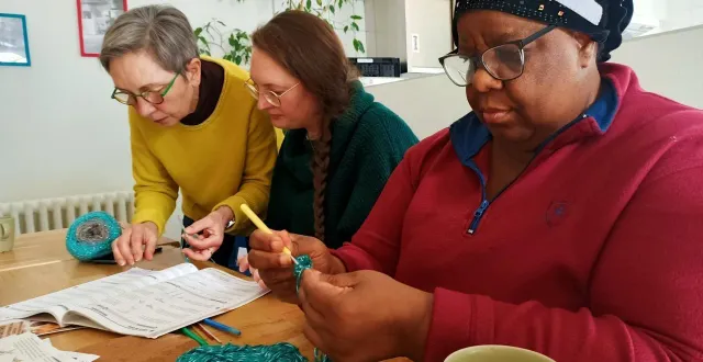 photo  la première journée de septembre débutera avec un atelier tricot de 9 h 30 à 12 h 30.  &copy;  habitat et humanisme 