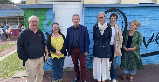 photo  de gauche à droite : jean-louis ménereul, vice-président de terres d’argentan interco, catherine martin, éducatrice de jeunes enfants ; frédéric léveillé, président ; stéphanie blot, responsable du pôle éducation, enfance et sport ; céline viel, responsable du service éducation et florence chemin, responsable du service enfance jeunesse.  &copy;  ouest-france 