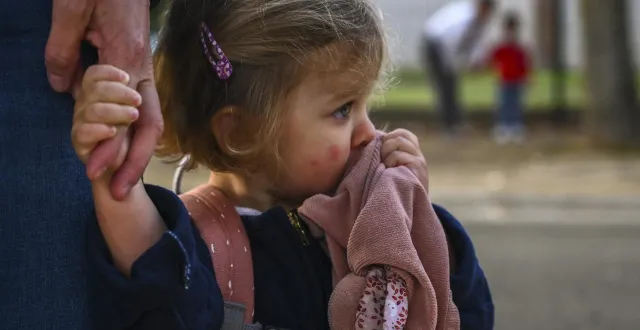 photo  marolles-les-braults, lundi 1er septembre 2025. en cette grande journée, chargée en émotion, le doudou n’est pas de trop.  &copy;  le maine libre - denis lambert 
