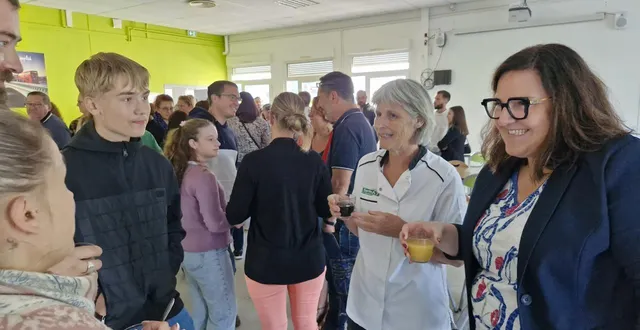photo  le personnel du collège est là pour répondre aux questions des parents autour d’un café.  &copy;  le maine libre 