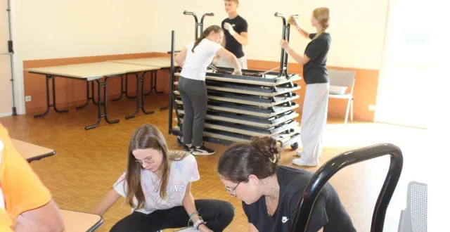 photo  révision et nettoyage des tables destinées aux associations par rose, amandine, au premier plan et louane, léo et justine.  &copy;  le maine libre 