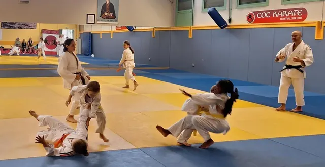 photo  devant le professeur, les participants ont effectué quelques prises.  &copy;  le maine libre 