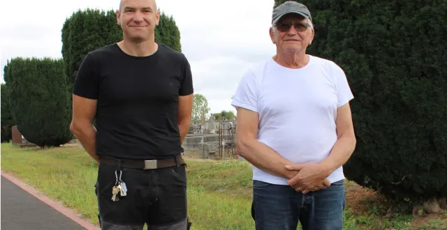 photo  le maire, jacques prigent, et l’agent communal cédric faucon, devant une allée du cimetière en cours de végétalisation.  &copy;  ouest-france 