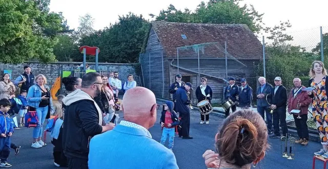 photo  ségolène langevin a ouvert cette nouvelle année avec la fanfare municipale, devant les élèves accompagnés de leurs parents.  &copy;  ouest-france 