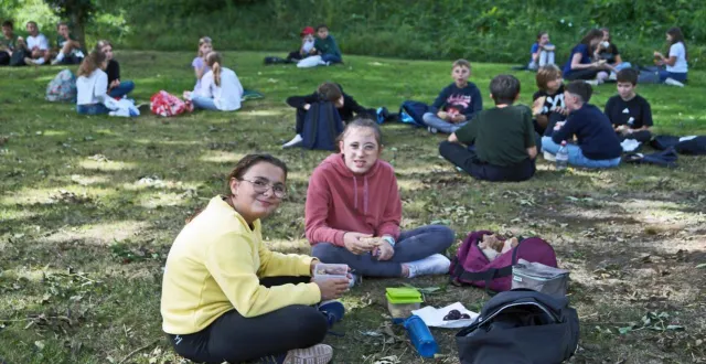 photo  par petits groupes, les élèves de 6e ont pique-niqué dans un cadre idyllique, sur le pourtour du plan d’eau du val-fleuri.  &copy;  ouest-france 