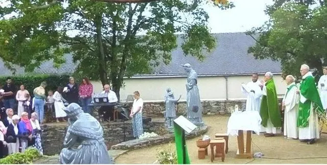 photo  l’assistance devant la chapelle notre-dame-de-la-salette.  &copy;  ouest-france 