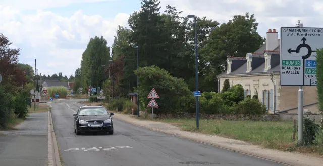 photo  entrée principale de la commune de mazé-milon, la route de la loire est traversée par 4 000 véhicules par jour en moyenne.  &copy;  co – agathe le nueff 