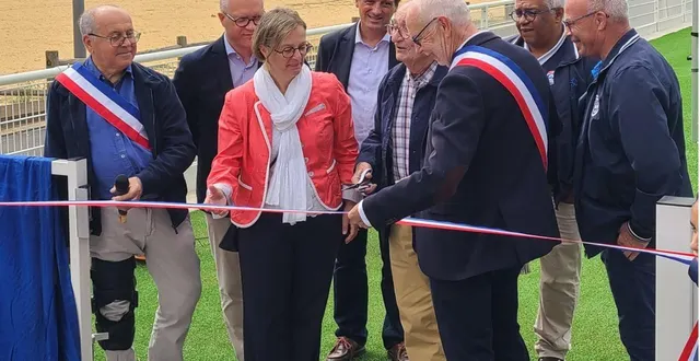 photo  élus et représentants du district de football du maine-et-loireont inauguré le terrain, samedi 30 août.  &copy;  co 