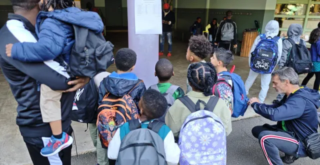 photo  la découverte des listes d’élèves par classe avant l’appel.   &copy;  ouest-france 