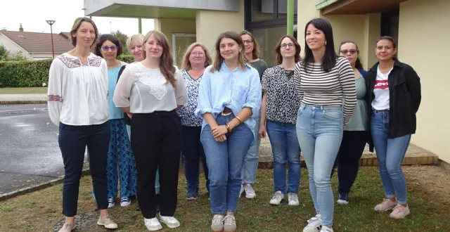 photo  l’équipe enseignante et d’assistantes de l’école, avec delphine chauveau, la directrice (3e à gauche), et au premier rang, les quatre arrivantes : julie richter (à droite), anne-juliette leroy, florine guérin et julie legendre.  &copy;  ouest-france 