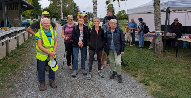 photo  à 17 h samedi, départ de la randonnée de 12 km dans la bonne humeur.  &copy;  ouest-france 