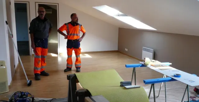 photo  deux employés communaux ont rénové l’appartement au-dessus de la boulangerie dans le bâtiment communal abritant les commerces.  &copy;  ouest-france 