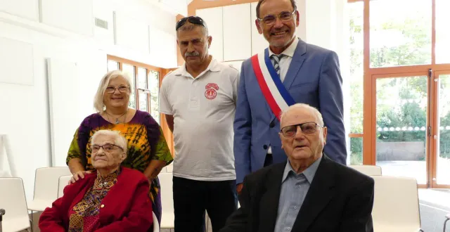 photo  léone favry, la centenaire, sa fille marie-thérèse, son fils jean-claude, le maire, jean claude moser, et son époux lucien, lors de la réception à la mairie en son honneur.  &copy;  ouest-france 