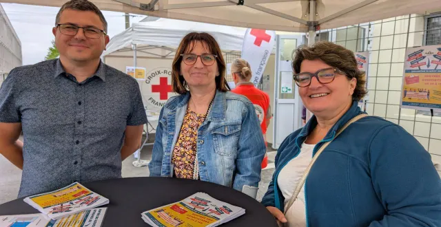 photo  pierre ouvrard, maire, en compagnie de ses adjointes, nathalie jarrossay et delphine bareau, accueillaient les visiteurs.  &copy;  ouest-france 