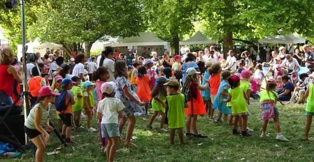 photo  à la fête de l’été, les enfants du centre de loisirs ont dansé devant un public conquis et mis de l’ambiance.  &copy;  ouest-france 