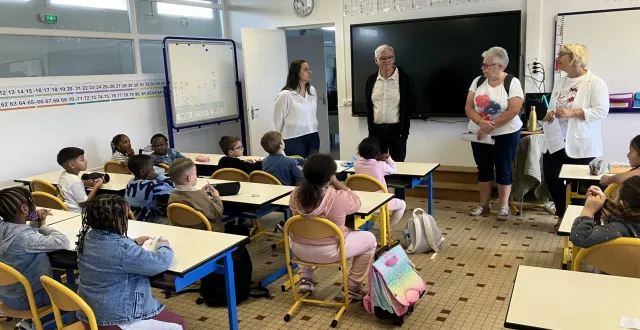 photo  camille riou, directrice de l’école pierre-et-marie-curie, dominique bréjeon, maire, christine huu, adjointe en charge de l’éducation et isabelle raimbault, première adjointe dans la classe de cp/ce1.  &copy;  co. 