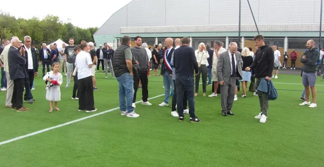photo  on a foulé la magnifique pelouse verte et on a constaté qu'elle était particulièrement souple. philippe chopin préfet soutient une conversation avec pierrick capelle tandis que franck poquin ceint de l'écharpe tricolore est en grande discussion au sein d'un groupe.  &copy;  ouest-france 