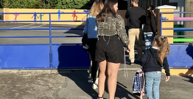 photo  une quinzaine d’enfants ont fait leur rentrée, nouveaux sweats sur le dos, lundi matin à l’école victor-langevin de courcelles-la-forêt.  &copy;  le maine libre 