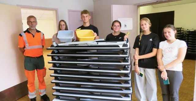 photo  sous la houlette de daniel leroy, amandine, léo, rose, justine et louane ont œuvré en intérieur, vendredi, pour le nettoyage des tables de la salle des fêtes.  &copy;  ouest-france 