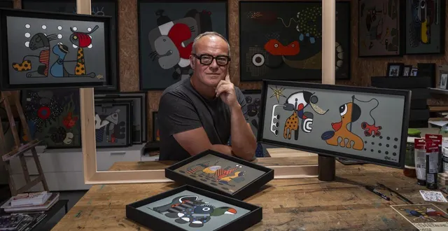 photo  cérans-foulletourte, le 22 août 2025. l’artiste peintre fabrice gorget exposera ses œuvres à la galerie éphémère du 2 au 28 septembre 2025 au mans.  &copy;  le maine libre – denis lambert 